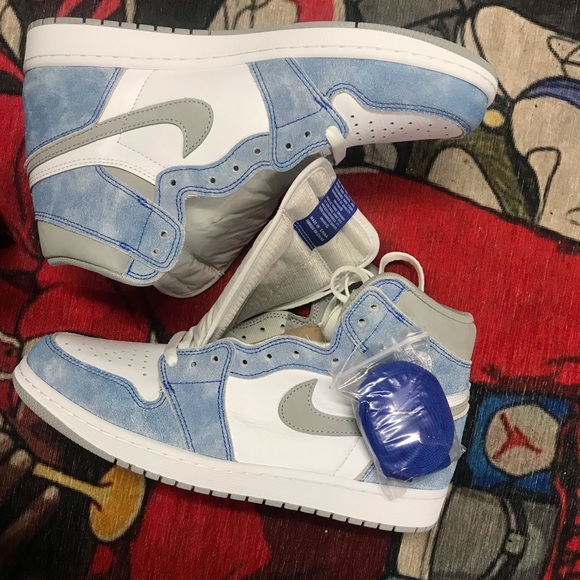Nike Jordan 1 Hyper Royal - Picture 2 of 3